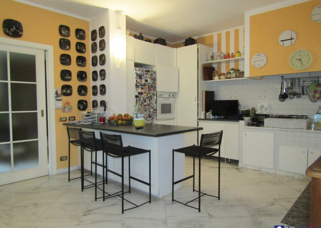 Indipendenti in vendita  200 m² ottime condizioni, Carrara, località Marina di Carrara
