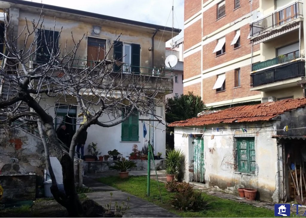 Semi-indipendenti in vendita  180 m², Carrara, località Marina di Carrara