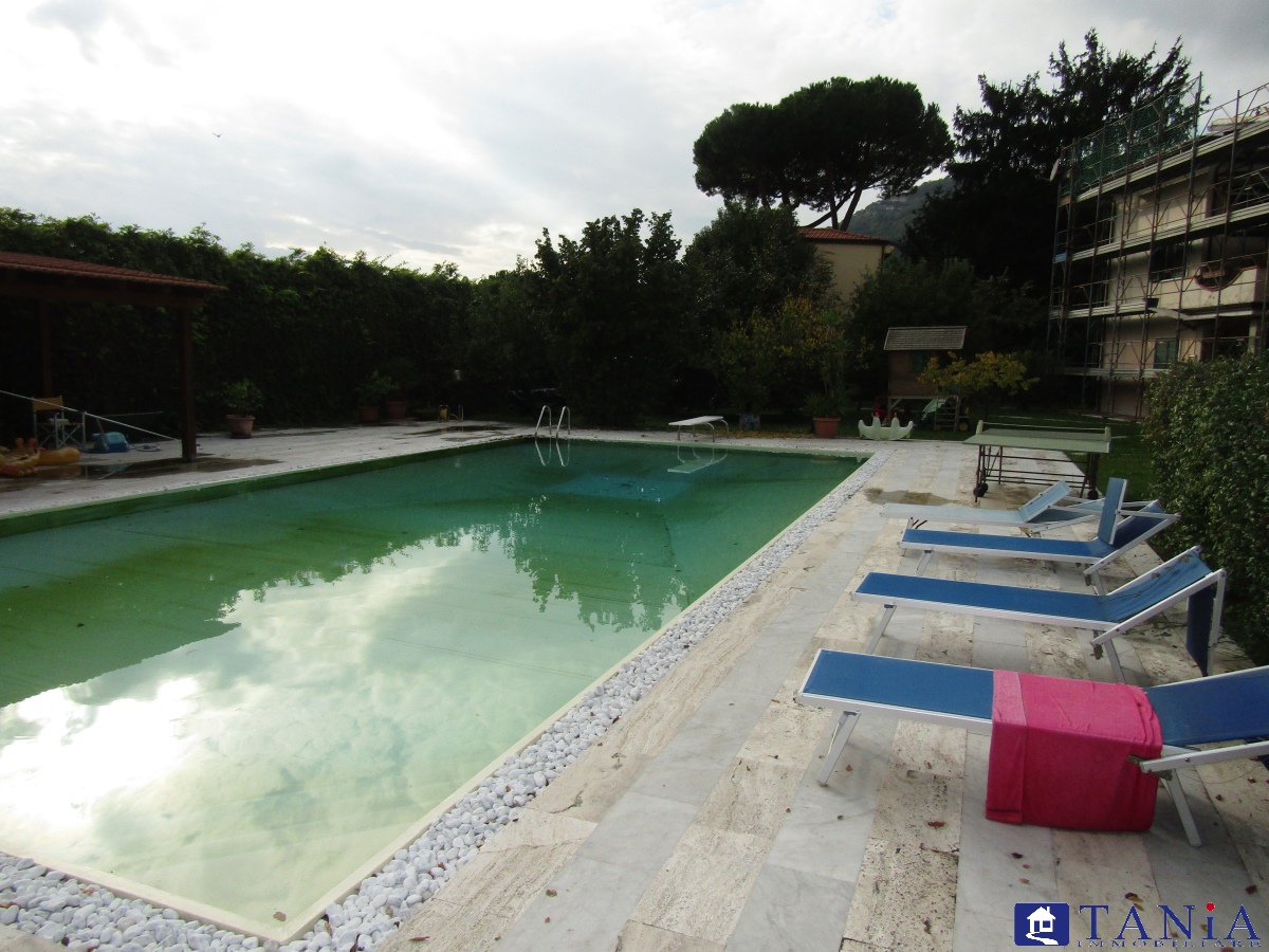 INDIPENDENTE CON PISCINA E AMPIO GIARDINO ALLE FABBRICA Rif. 3723