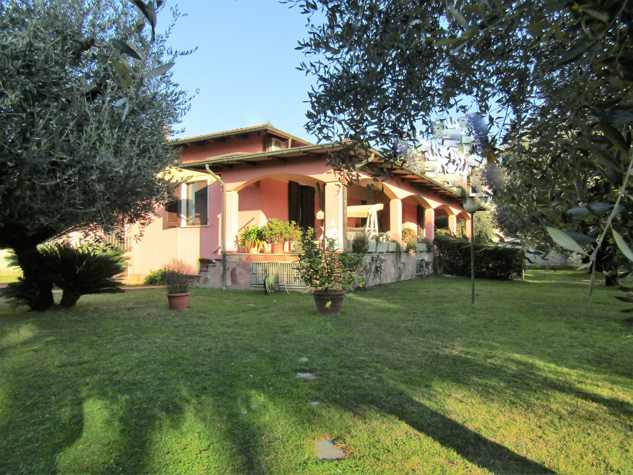 VILLA DI GRANDE METRATURA CON PARCO A MARINA DI CARRARA