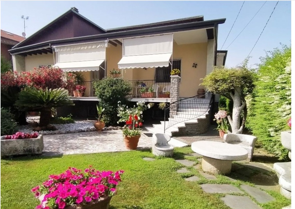 INDIPENDENTE CIRCONDATA DA GIARDINO A MARINA DI CARRARA