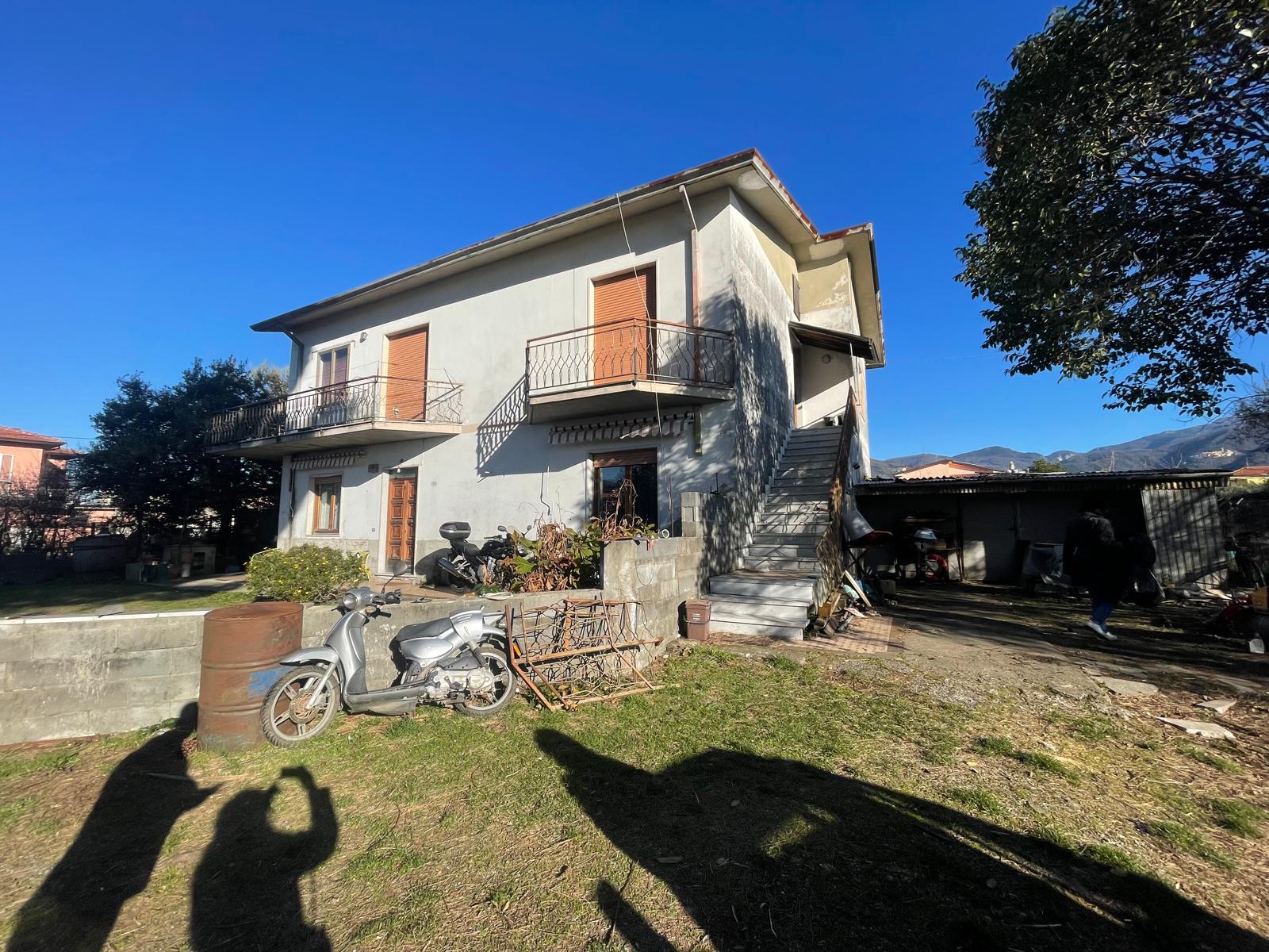 LUNI LOC.DOGANA IN BIFAMIGLIARE CON 3 CAMERE E GIARDINO 4461