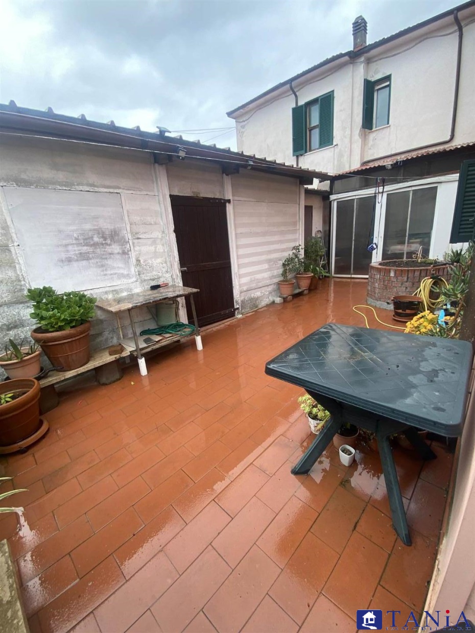 casa indipendente in vendita a Luni in zona Dogana