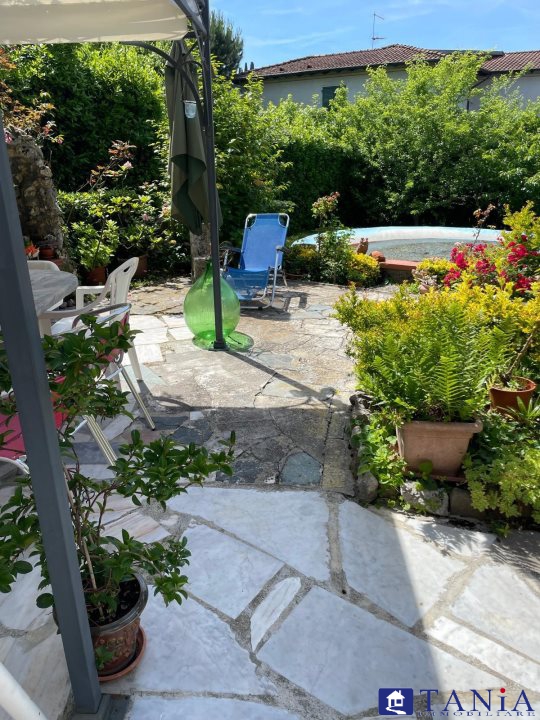 casa semindipendente in vendita a Carrara in zona Bonascola