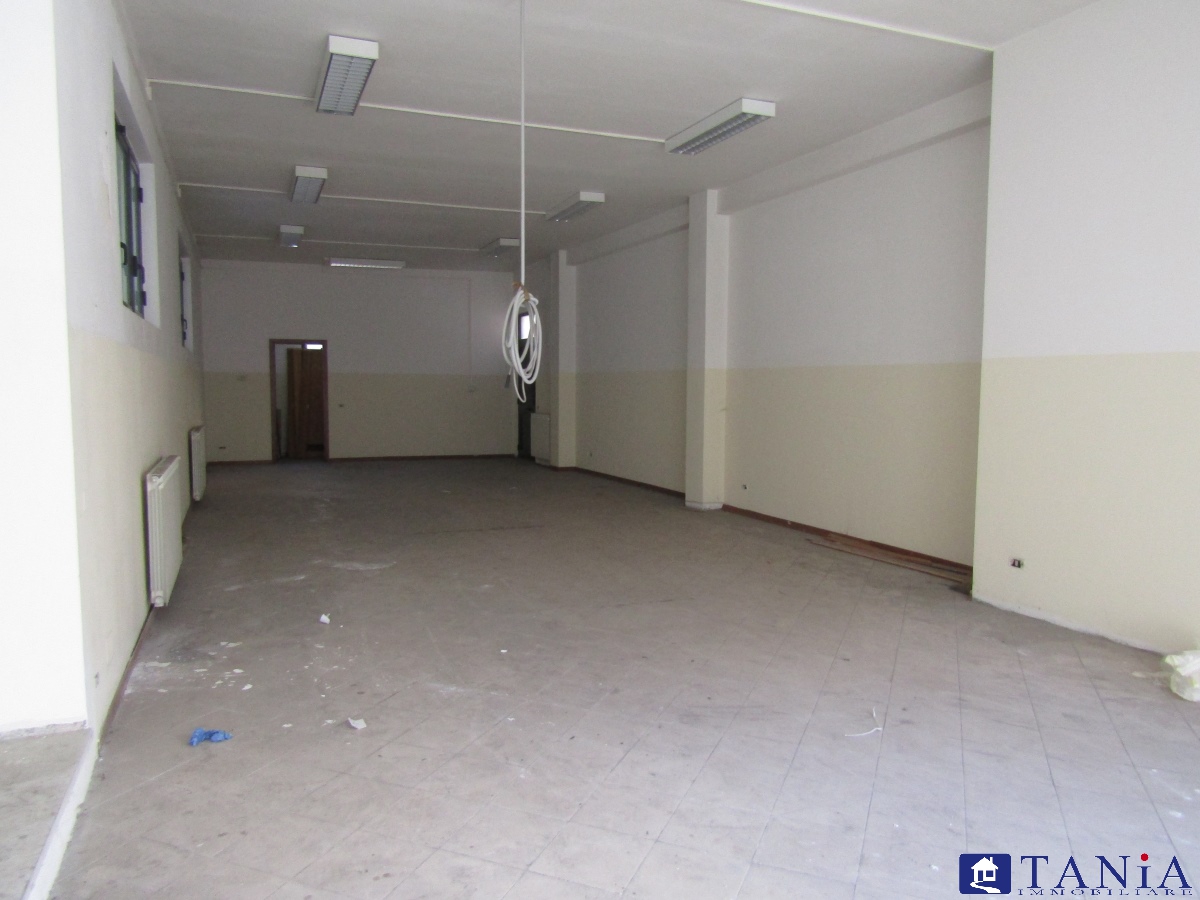 ufficio in vendita a Carrara in zona Avenza