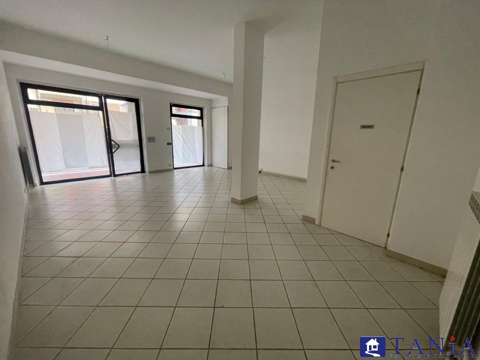 ufficio in vendita a Carrara in zona Marina di Carrara